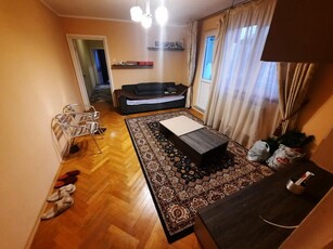 Apartament cu 3 camere, etaj 2/4, zona Podu de Piatra