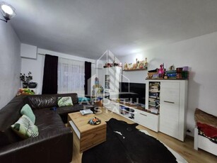 Apartament decomandat cu 3 camere, centrala proprie, zona Lipovei