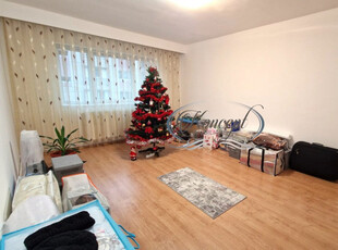 Apartament la etaj intermediar