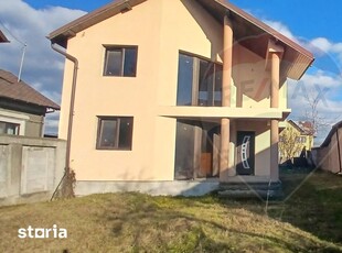 Casa Individuala cu 4 Camere de Vanzare in Sotanga 1200 mp teren