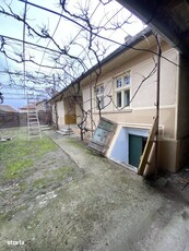 Casa cu anexe si 40 ari de gradina