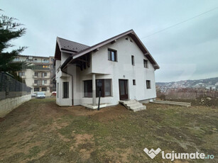 Casa de vanzare, cu 5 camere, 351 mp, Zalau