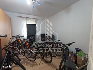 Casa la curte comuna, necesita renovare, situata in zona Dambovita.