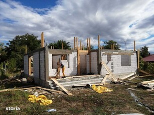 De vanzare casa cu teren 720 mp langa Ploiesti curent, gaze la poarta