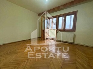 Apartament cu 3 camere, etajul 1, zona Sagului