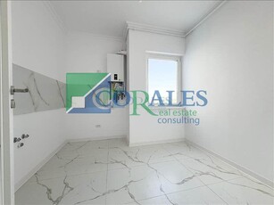 Apartament cu balcon generos. Bucatarie inchisa. Decomandat.