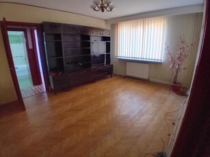 Apartamrnt 3 camere semidecomandat etaj 3. Bd. Dacia