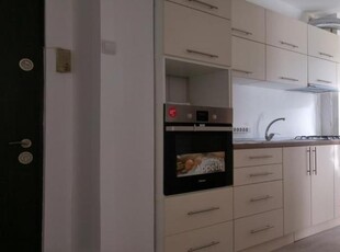 INCHIRIEZ apartament 3 camere,recent renovat,zona Mihai Viteazul