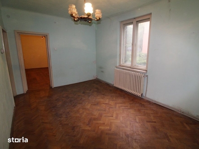 Vând apartament 2 camere în Hunedoara, zona OM-Bd. 1848, parter înalt