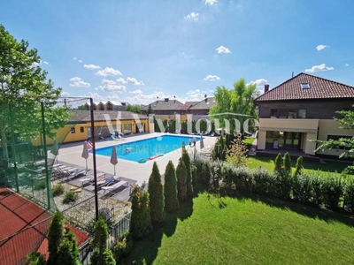 Vila de tip duplex in cartier cu teren de tenis si piscina comuna, Iancu Nicolae