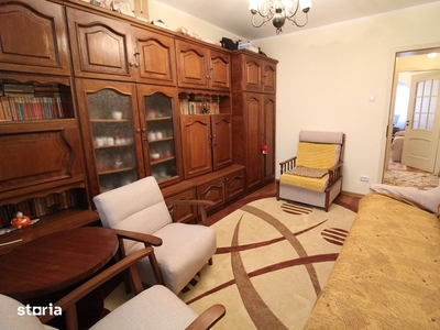 Vând apartament 3 camere în Hunedoara, Micro2-Bd. Mihai Viteazu, et. 1