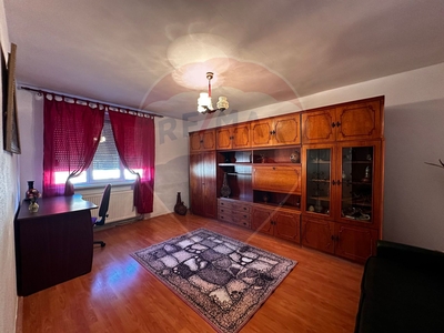 Apartament 4 camere vanzare in bloc de apartamente Piatra-Neamt, Central