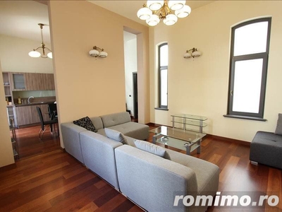 Apartament cu 3 camere de închiriat în zona Pța Unirii