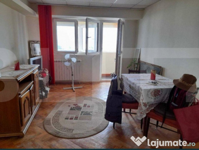 Apartament cu 4 camere, 73 mp, decomandat,