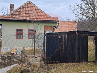 Casă 2 camere cu curte si teren de vanzare, com. Calatele, jud. Cluj