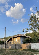 Casă bătrânească de vânzare