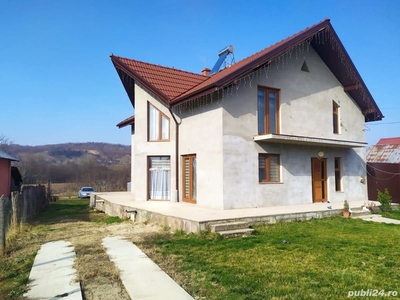 Casa cu etaj de vanzare