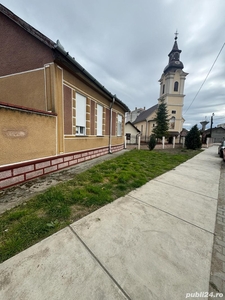 Casa mare langa Biserica Ortodoxa