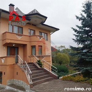 Casa vila de vanzare cu 6 camere, D+P+E+M, 2300 mp teren in Campulung Moldovenesc.