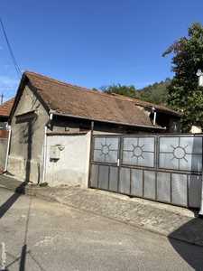 Se vinde casa veche în Cugir