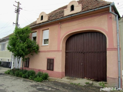 Vand casa, cu sura si cu gradina mare in comuna Ludos jud.Sibiu. 34 km de Sibiu