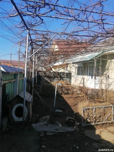 Vând casa locuibila în Târgu Neamț s-au schimb cu apartament cu 2 camere plus diferență.
