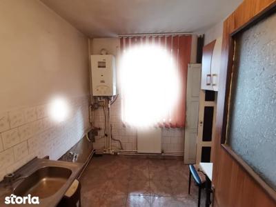 Apartament 3 camere semidecomandat, parter inalt, Darmanesti