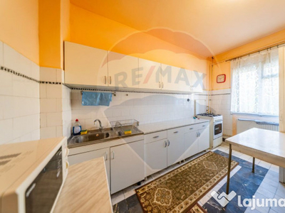 Apartament cu 4 camere, decomandat in zona centrala