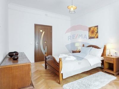 Apartament renovat clasic, cu 2 camere, 2 bai, Centrul Istoric Brasov