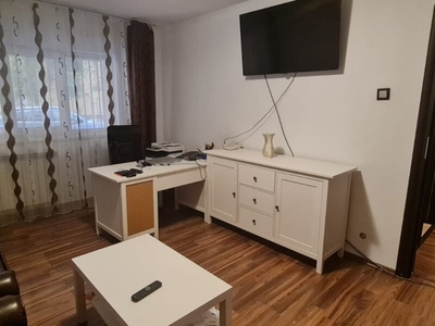 Inchiriere apartament 3 camere Piata Gorjului, Moinesti, apartament 3 camere