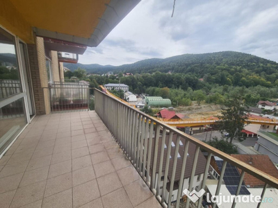 Apartament cu 3 camere de vânzare în Sinaia