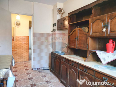 Apartament cu 3 camere de vânzare în zona Vitrometan