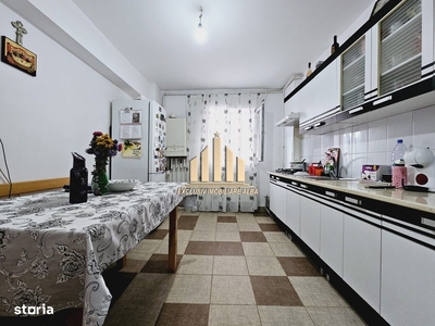 Apartament cu 3 camere decomandate, Cetate