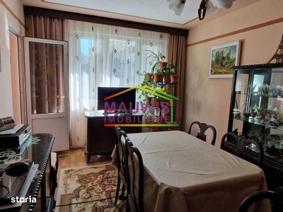 Vand apartament 3 camere, in zona Basarabiei-Chisinau