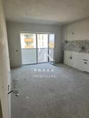 Apartament de 2 camere semifinisat, etaj intermediar, parcare, zona Porii!