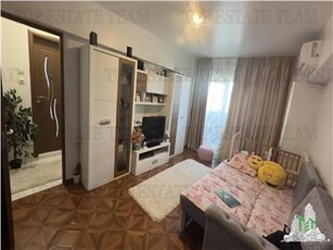 Apartament de 3 camere, mobilat, utilat, stradal, cu 3 balcoane si loc de parcare, bloc anvelopat, in Panduri