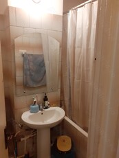 Închiriez apartament cu 2 camere