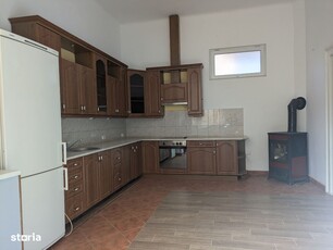 Inchiriez casa, 3 camere, pretabil birouri/cabinete, in centru!