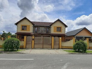 Vând casă tip duplex în Bujac