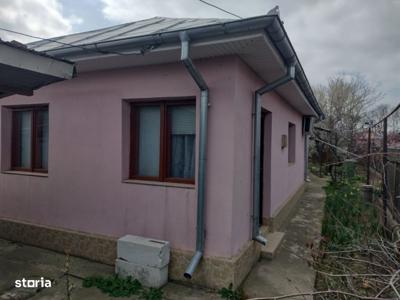 Vand casa in cartier Mircea Voda Calarasi, curte 470mp