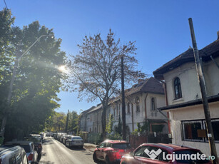 De vanzare apartament interbelic in vila cu 5 camere in zona