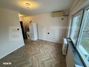 Apartament cu 3 camere, decomandat, zona Albert