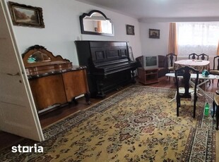 Vand apartament cu doua camere pe Str. Mihai Viteazul