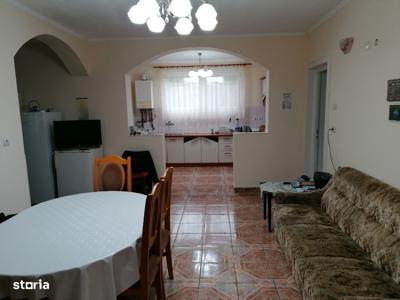 Casa cu 2 apartamente,garaj dublu,teren 2440 mp in Santana de Mures