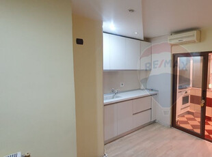 Apartament cu 3 camere de vânzare în zona Casa Sindicat...