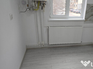 Vand apartament 2 camere decomandat Deva, zona Piata Centrala, etaj 1