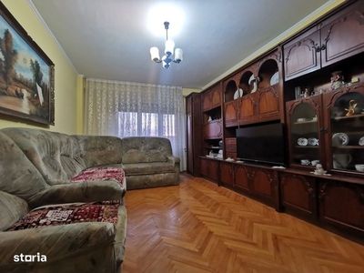 De vanzare 4 camere zona Scolii nr 1