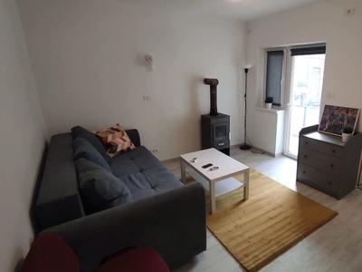 inchiriez apartament cu o camera Anina