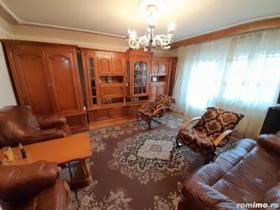 Apartament cu 3 camere. 2 bai. 2 balcoane. Boxa. Centrala proprie. Langa Hotel Aurora.