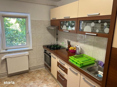 Vând apartament 2 camere în Hunedoara zona Micro2-Str.Munteniei parter